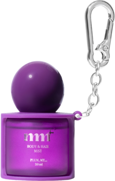 Fioletowy body & hair mist mmf PLUM, MY... 20 ml, w kwadratowej butelce z okrągłą nakrętką i srebrnym karabińczykiem.