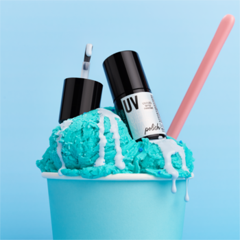 Lakier essence UV GEL NAIL 216 On Cloud Cream w kubku z topiącymi się niebieskimi lodami, z białą polewą.