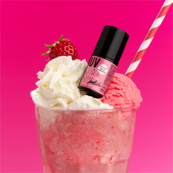 Lakier UV GEL NAIL essence 219 Strawberry Milkshake w różowym szejku z bitą śmietaną i truskawką.