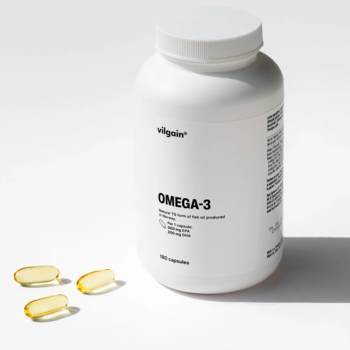 Biała butelka Vilgain Omega-3 Premium z napisem, obok trzy przezroczyste, żółte kapsułki softgel. Widok z przodu.
