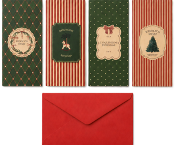 Cztery pionowe etui 9x16 cm na gotówkę: zielone, czerwone w paski, z grafikami świątecznymi; czerwona koperta.