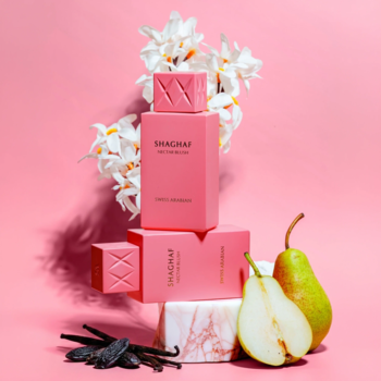 Dwie różowe perfumy Shaghaf Nectar Blush Swiss Arabian, z gruszkami, wanilią i jaśminem na różowym tle.