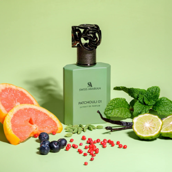 Zielony flakon Swiss Arabian Patchouli 01 z nutami zapachowymi: grejpfrutem, miętą, wanilią i pieprzem na zielonym tle.