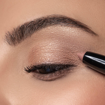 Aplikacja cienia Artdeco High Performance Eyeshadow Stylo Golden Sand o połyskującym wykończeniu na powiekę.