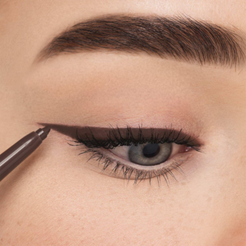 Zbliżenie na oko z aplikacją brązowej kredki Mineral Eye Styler; precyzyjna, kremowa linia na górnej powiece.