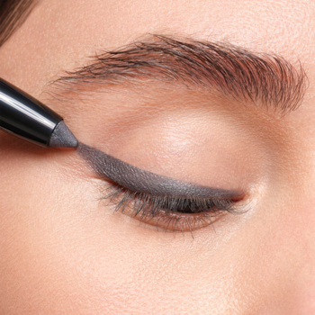 Zbliżenie na szary cień w sztyfcie Artdeco High Performance Eyeshadow Stylo aplikowany na zamkniętą powiekę.