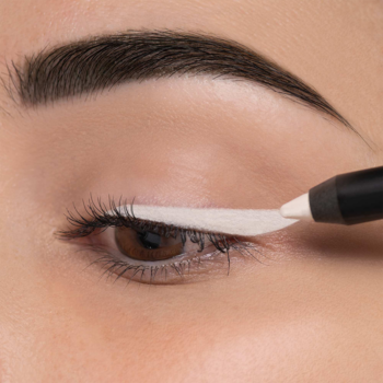 Aplikacja ARTDECO Soft Eye Liner Waterproof, biała kredka do oczu precyzyjnie rysuje na górnej powiece, trwała.