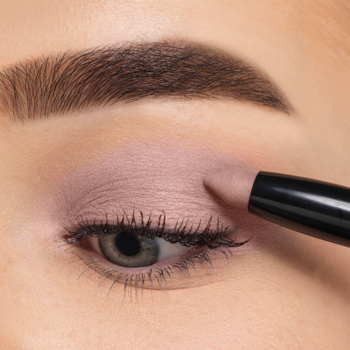 Aplikacja cienia w sztyfcie Artdeco High Performance Eyeshadow Stylo na powiekę. Delikatny, perłowy róż.