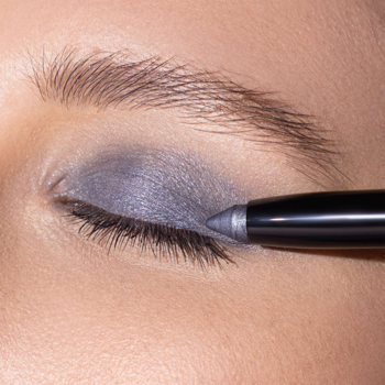 Szary Artdeco High Performance Eyeshadow Stylo aplikowany na powiekę oka z zamkniętą powieką.