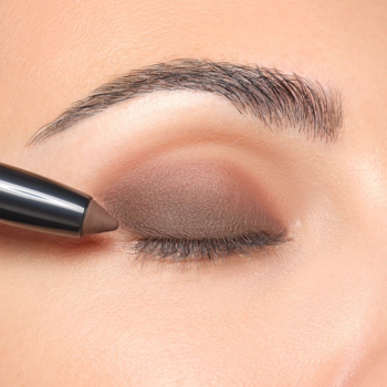 Artdeco High Performance Eyeshadow Stylo Mat Brown aplikowany na powiekę, zbliżenie na oko.