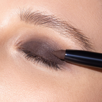 Zbliżenie na Artdeco High Performance Eyeshadow Stylo Antique Pottery aplikowany na powiekę, tworząc dymny brązowy cień.