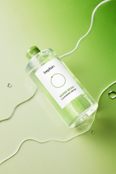 Beplain Mung Bean Cleansing Water, przezroczysta butelka z zieloną nakrętką na tle zielonego gradientu z wodą.