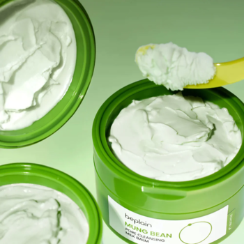 Trzy otwarte zielone słoiczki BEPLAIN MUNG BEAN PORE CLEANSING MILK BALM z białym kremowym balsamem, jeden z żółtą szpatułką.