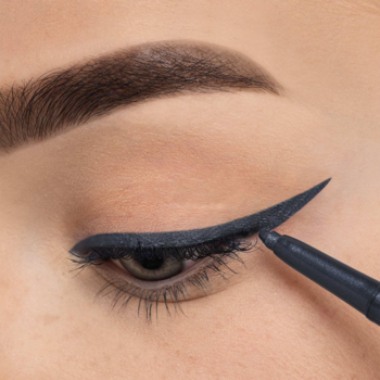 Zbliżenie: Mineral Eye Styler, ciemnoszara mineralna kredka, precyzyjnie aplikowana na powiekę, tworząc kreskę.