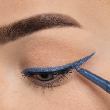 Zbliżenie: niebieski Mineral Eye Styler, kredka do oczu, tworzy precyzyjną, metaliczną kreskę na górnej powiece.