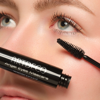 Zbliżenie na ARTDECO Angel Eyes Mascara Waterproof i jego szczoteczkę, obok wytuszowanego oka z długimi rzęsami.