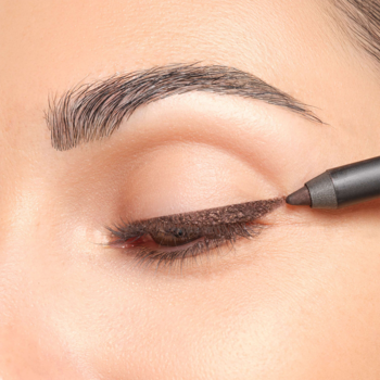 ARTDECO Soft Eye Liner Waterproof, brązowa kredka nakładana na górną powiekę, oko zamknięte.