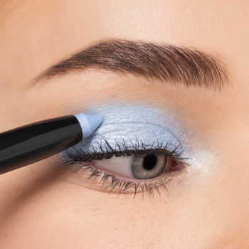 Zbliżenie na oko: jasnoniebieski, perłowy High Performance Eyeshadow Stylo aplikowany na ruchomą powiekę.