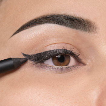 ARTDECO Soft Eye Liner Waterproof: zbliżenie oka z aplikacją czarnej, wodoodpornej kredki.