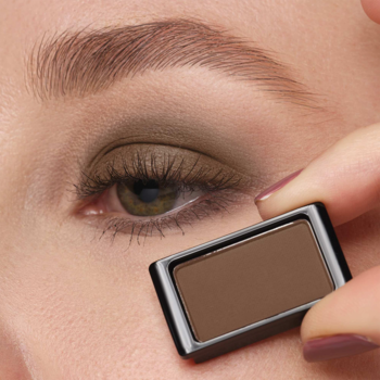 Artdeco Matt Dark Grey Mocha cień, pojedynczy wkład w czarnej kasetce, przy oku z brązowym makijażem.