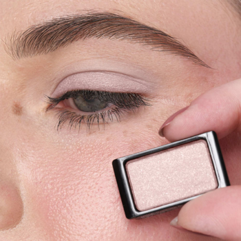 Artdeco Glam Pink Treasure, brokatowy cień do powiek. Różowo-beżowy pan z cieniem przy oku kobiety.