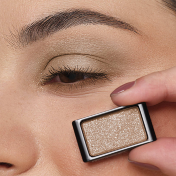 Artdeco Glam Grey Beige, brokatowy cień do powiek, w kompaktowym opakowaniu, trzymany przy oku.