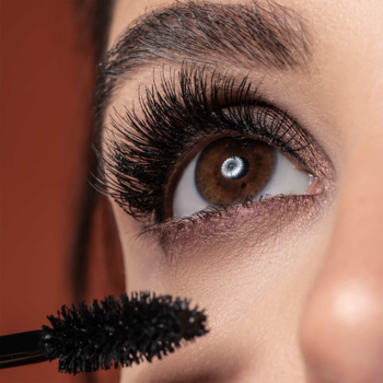 Zbliżenie na oko, aplikacja tuszu Volume Sensation Mascara, rzęsy z dużą objętością i wydłużeniem.