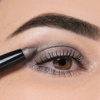 Artdeco High Performance Eyeshadow Stylo Benefit Silver-Grey aplikowany jako cień na powiece oka.