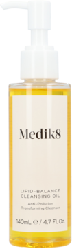 Medik8 Lipid-Balance Cleansing Oil, żółty płyn w przezroczystej butelce z białą pompką, widok z przodu.
