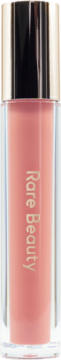 Rare Beauty hydrating glossy lip balm w przezroczystej tubce, pionowy widok. Jasny petal-pink odcień, złote logo.