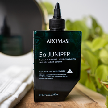 AROMASE 5α JUNIPER peeling do skóry głowy przeciwłupieżowy, ciemna butelka z pompką, widok z przodu.