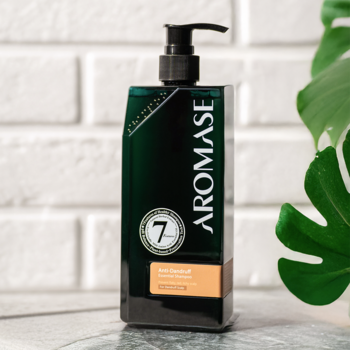 Szampon AROMASE Anti-Dandruff do przetłuszczającej się skóry głowy, ciemnozielona butelka z pompką, widok z przodu.