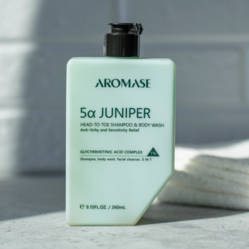 Aromase 5α Juniper 3w1 żel do mycia twarzy, ciała i włosów w zielonej butelce z pompką, widok z przodu.