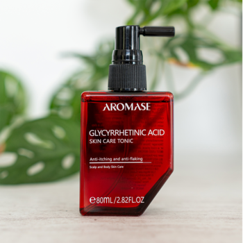 AROMASE Glycyrrhetinic Acid Skincare Tonic w czerwonej butelce z czarną pompką, do skóry głowy, widok z przodu.