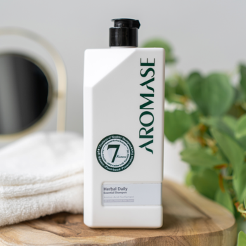 AROMASE Herbal Daily Essential szampon ziołowy do skóry głowy, biała butelka z pompką, widok z przodu.