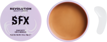 Revolution SFX Hair Putty w fioletowym opakowaniu, obok otwarty pojemnik z brązową masą i białą szpatułką.