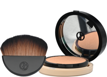 Beżowy puder Giorgio Armani Luminous Silk Glow Fusion w otwartym, okrągłym kompakcie z lusterkiem i pędzlem kabuki.