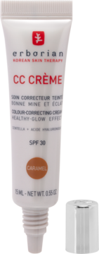 Biała tubka Erborian CC Crème Caramel SPF 30, z próbką odcienia. Odkręcona, srebrna nakrętka leży obok.