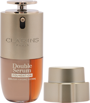 Clarins Double Serum Foundation w dwukolorowej butelce z pompką, z odkręconą złotą nakrętką. Widok z przodu.