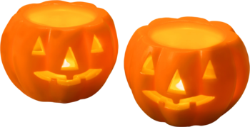 Dwa pomarańczowe lampiony Halloweenowe w kształcie dyni, świecące od wewnątrz, z wyciętymi uśmiechniętymi twarzami.