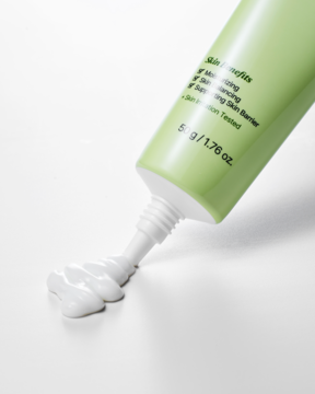 Zielony krem Nacific CICA+PDRN Barrier Cream wyciskany z tubki na białe tło, widoczny biały, gęsty krem do twarzy.