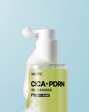 Zbliżenie Nacific CICA+PDRN Gel Cleanser w zielonej butelce z pianą na białej pompce, na jasnoniebieskim tle.