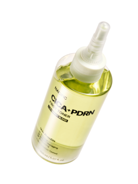 Tonik do twarzy Nacific CICA+PDRN First Toner w przezroczystej butelce z żółtym płynem i białą pompką, widok pod kątem.