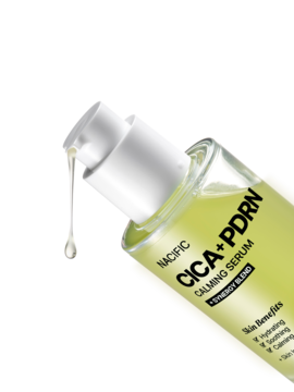 Nacific CICA+PDRN Calming Serum w zielonej butelce z pompką, z której spływa kropla, widok pod kątem.