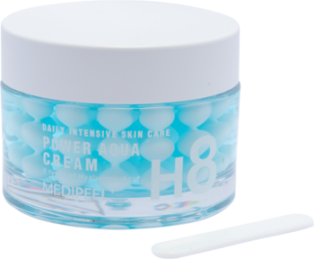 Medi-Peel Power Aqua Cream w przezroczystym słoiczku z niebieskimi kapsułkami, biała pokrywka. Obok biała szpatułka.