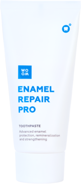 Biała tubka pasty do zębów WOOM ENAMEL REPAIR PRO, z niebieskim napisem i logo, widok z przodu.