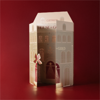 Kalendarz adwentowy Catrice HOUSE OF GOLD, lśniący złoty domek z detalami okien, otwarty na czerwonym tle.