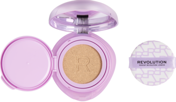 Otwarty fioletowy kompakt Revolution Superdewy Cushion Foundation Fair Neutral Cool z beżowym podkładem i gąbką.