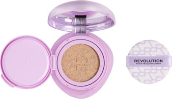 Otwarty liliowy kompakt Revolution Superdewy Fair Neutral, rozświetlający podkład cushion i gąbka obok.