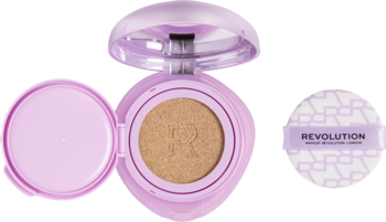 Otwarty liliowy Revolution Superdewy Cushion Foundation Fair Cool, z beżowym wkładem i puszkiem obok.